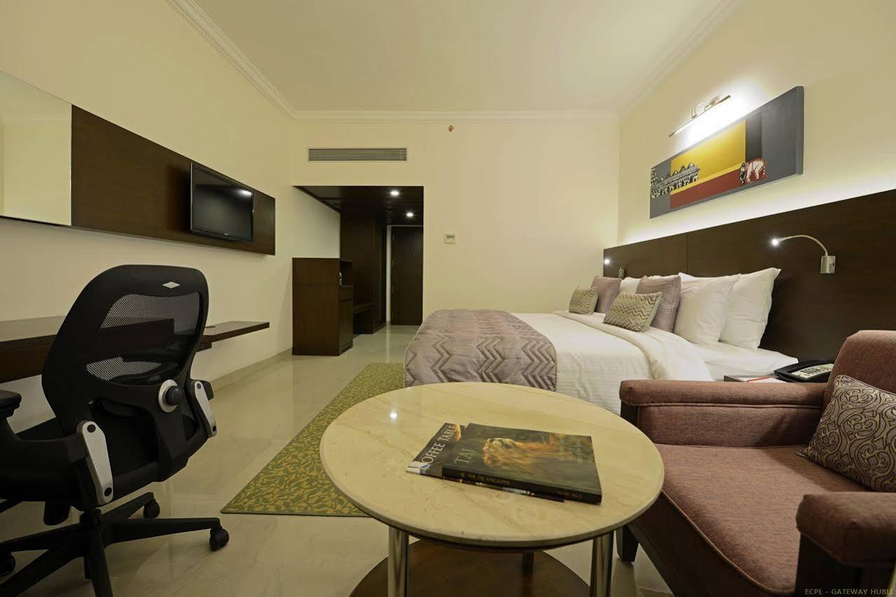 Hotel Naveen Lakeside Hubli Exterior foto